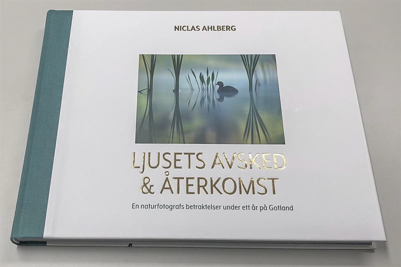 Ljusets avsked och återkomst : en naturfotografs betraktelser under ett år på Gotland