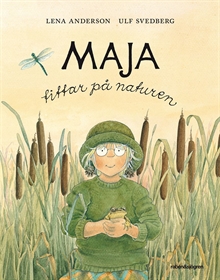 Maja tittar på naturen